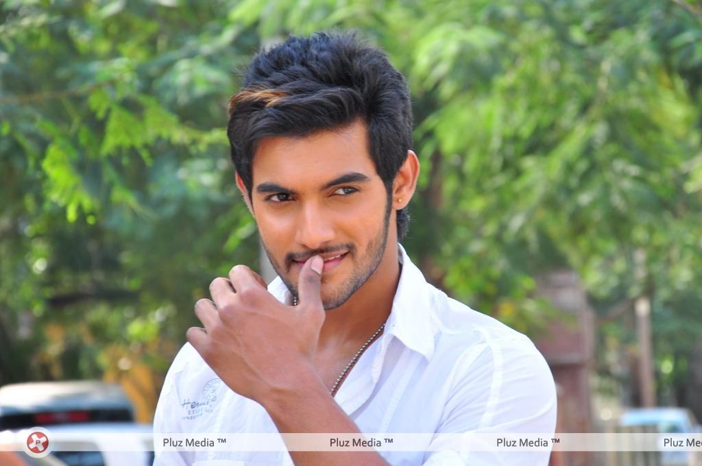 Aadi at Lovely Press Meet - Arrivals - Pictures | Picture 122197